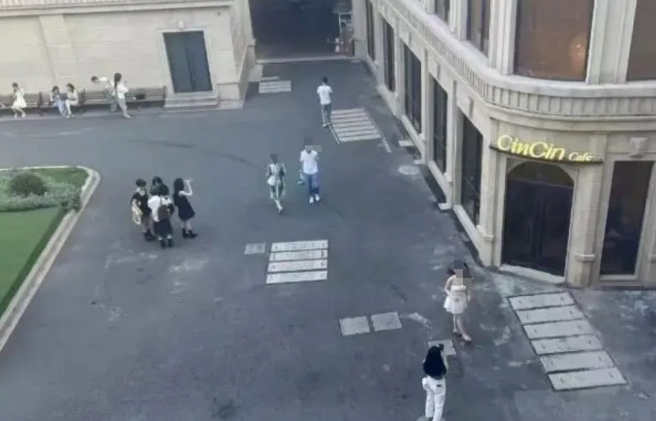 上海有醫院突成為網民打卡熱點,甚至有網紅作直播,原來院內外牆設計充滿歐陸風情,令身處其中的一間咖啡店更成為人氣拍照地。(網上圖片)