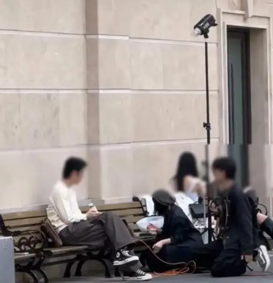 網紅到現場以咖啡店為背景,或在庭院的長椅上拍照,許多人還攜帶反光板、三腳架、補妝包等專業設備,特意邀請攝影師來此拍攝。(網上圖片)