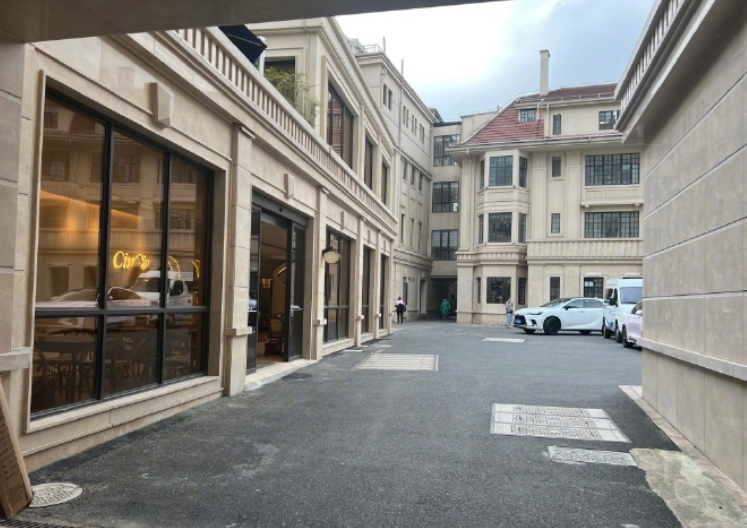 上海有醫院突成為網民打卡熱點,甚至有網紅作直播,原來院內外牆設計充滿歐陸風情,令身處其中的一間咖啡店更成為人氣拍照地。(網上圖片)