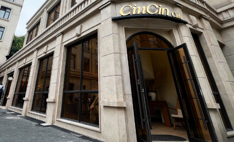 上海有醫院突成為網民打卡熱點,甚至有網紅作直播,原來院內外牆設計充滿歐陸風情,令身處其中的一間咖啡店更成為人氣拍照地。(網上圖片)