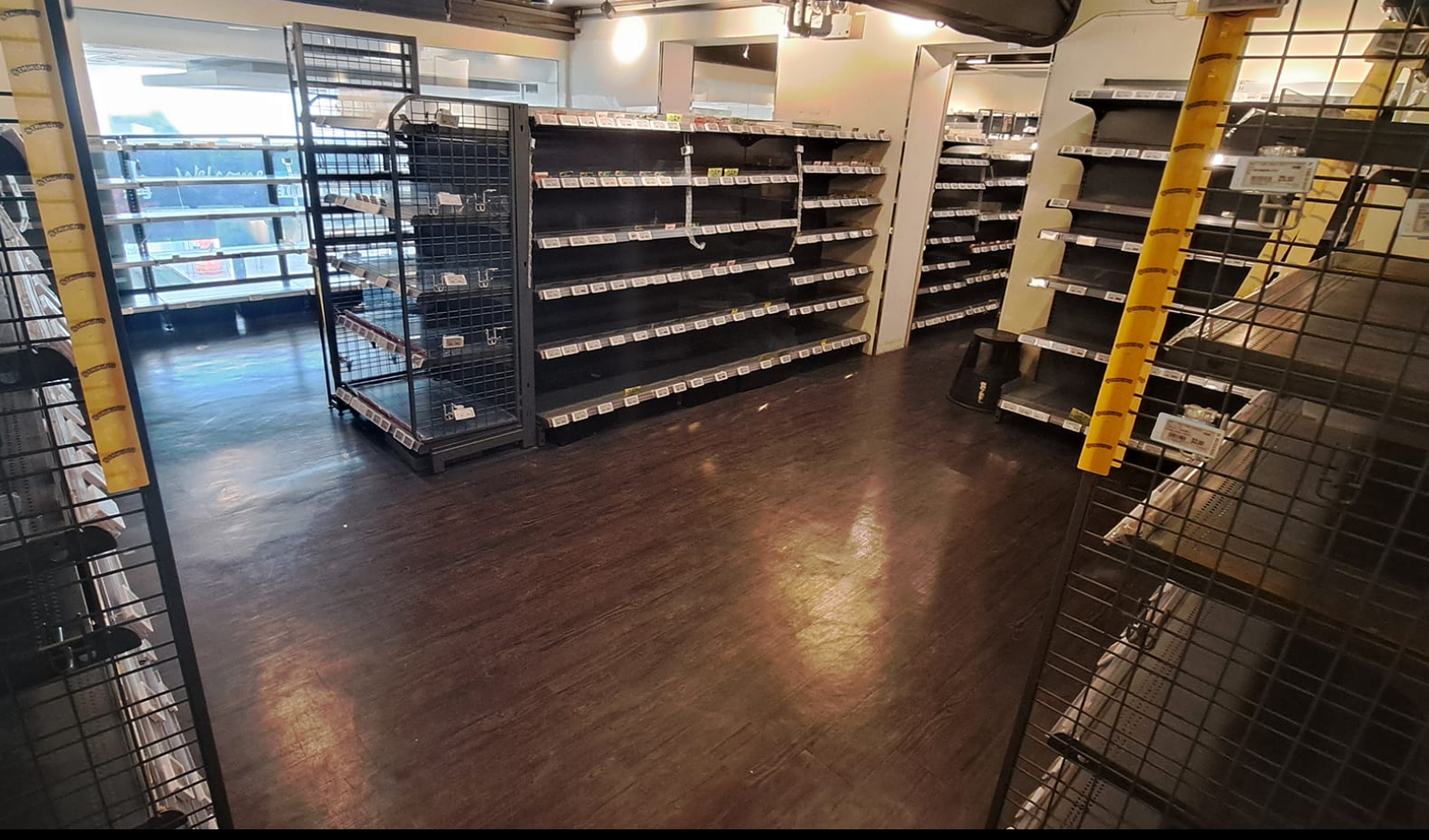 西貢萬年街U購分店於10月16日 結業,店內貨架已近清空(全港店舖執笠結業消息關注組FB)