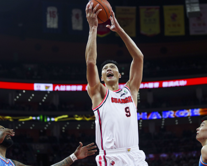 易建聯是中國最著名的籃球巨星之一。(資料圖片)