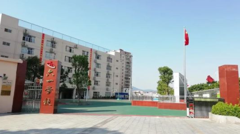 龍華區教育局表示,龍華區六一學校一名學生12日晚在校外被打,公安及教育部門第一時間介入處置。