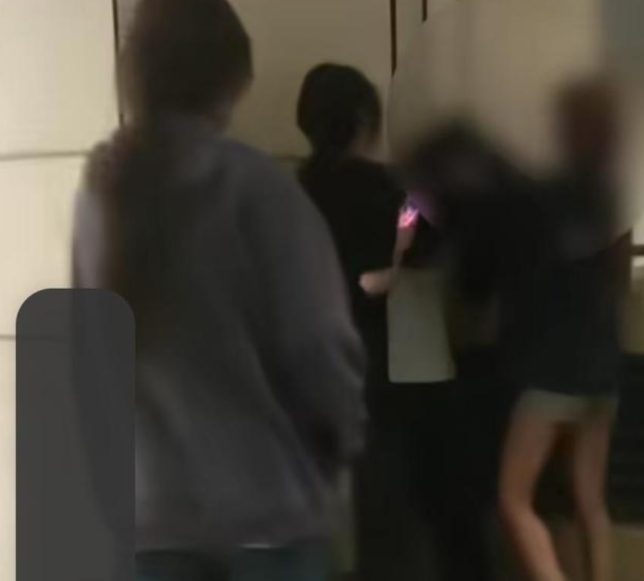 影片中,多名女生將一名身穿校服的女生圍堵在牆角,期間有人「起飛腳」又踢又踩及揮拳掌摑,受害者被外套蒙頭,沒有反抗。