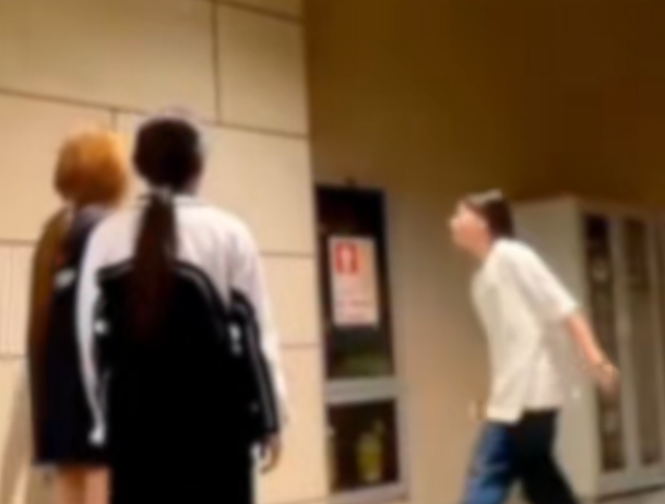 影片中,多名女生將一名身穿校服的女生圍堵在牆角,期間有人「起飛腳」又踢又踩及揮拳掌摑,受害者被外套蒙頭,沒有反抗。