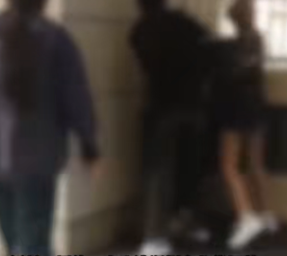 影片中,多名女生將一名身穿校服的女生圍堵在牆角,期間有人「起飛腳」又踢又踩及揮拳掌摑,受害者被外套蒙頭,沒有反抗。