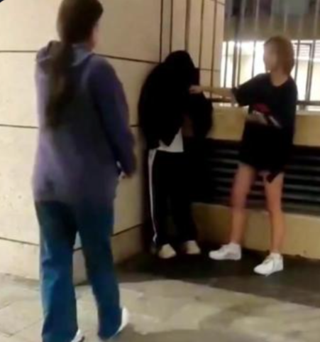 影片中,多名女生將一名身穿校服的女生圍堵在牆角,期間有人「起飛腳」又踢又踩及揮拳掌摑,受害者被外套蒙頭,沒有反抗。