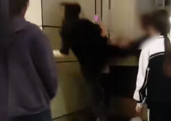 影片中,多名女生將一名身穿校服的女生圍堵在牆角,期間有人「起飛腳」又踢又踩及揮拳掌摑,受害者被外套蒙頭,沒有反抗。