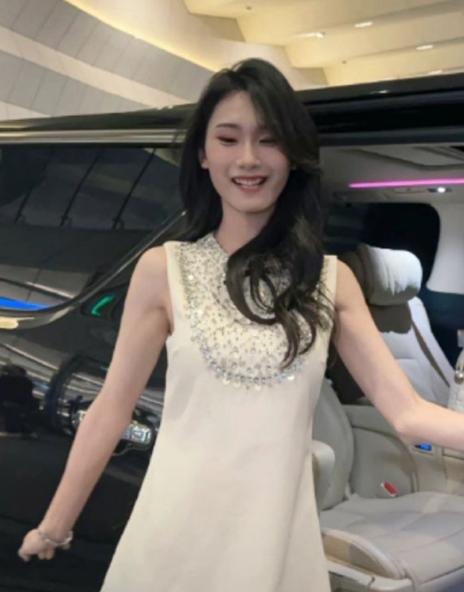 易建聯傳嫖妓變性人|網上瘋傳這名「跨性別人士」身份稱是一位有「京城喬姐」之稱的網紅李金金。據悉只有19歲的李金金是男兒身,喜愛易服,曾涉嫌用假身份證,亦曾男扮女裝進入女浴室而被刑拘。(網上圖片)