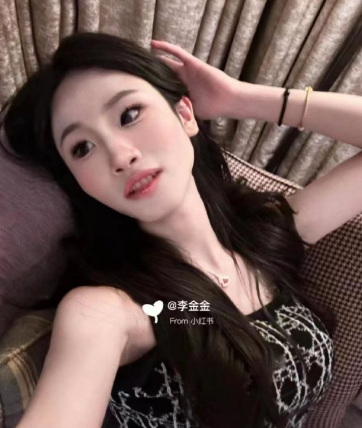 易建聯傳嫖妓變性人|網上瘋傳這名「跨性別人士」身份稱是一位有「京城喬姐」之稱的網紅李金金。據悉只有19歲的李金金是男兒身,喜愛易服,曾涉嫌用假身份證,亦曾男扮女裝進入女浴室而被刑拘。(網上圖片)