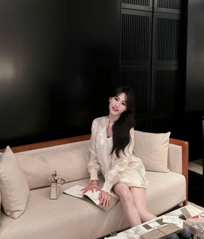 易建聯傳嫖妓變性人|網上瘋傳這名「跨性別人士」身份稱是一位有「京城喬姐」之稱的網紅李金金。據悉只有19歲的李金金是男兒身,喜愛易服,曾涉嫌用假身份證,亦曾男扮女裝進入女浴室而被刑拘。(網上圖片)