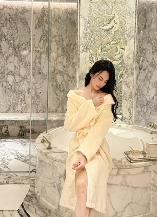 易建聯傳嫖妓變性人|網上瘋傳這名「跨性別人士」身份稱是一位有「京城喬姐」之稱的網紅李金金。據悉只有19歲的李金金是男兒身,喜愛易服,曾涉嫌用假身份證,亦曾男扮女裝進入女浴室而被刑拘。(網上圖片)