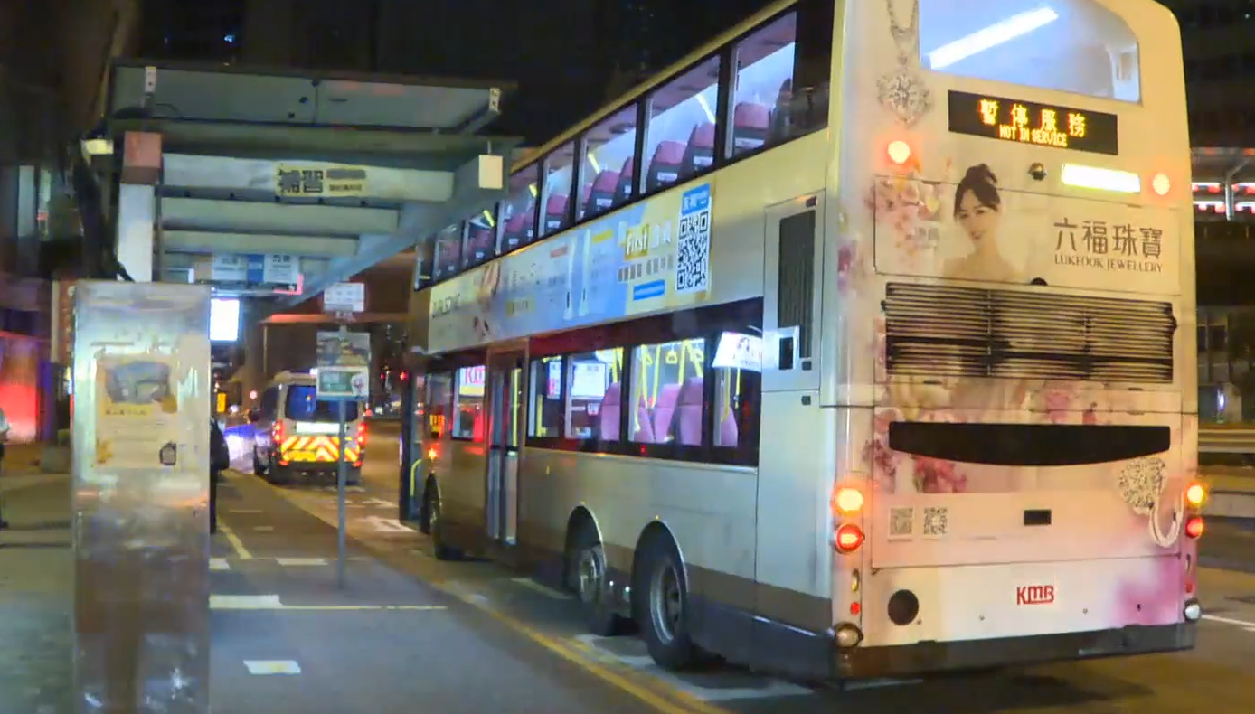 27歲男推中年漢出馬路被捕,疑不滿對方言行舉止而尾隨犯案。(有線新聞截圖)