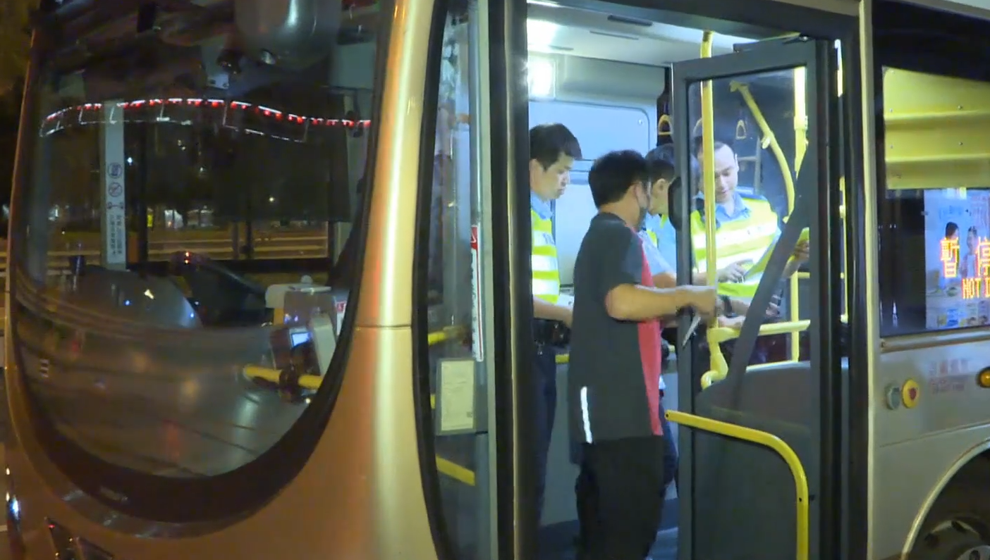 27歲男推中年漢出馬路被捕,疑不滿對方言行舉止而尾隨犯案。(有線新聞截圖)