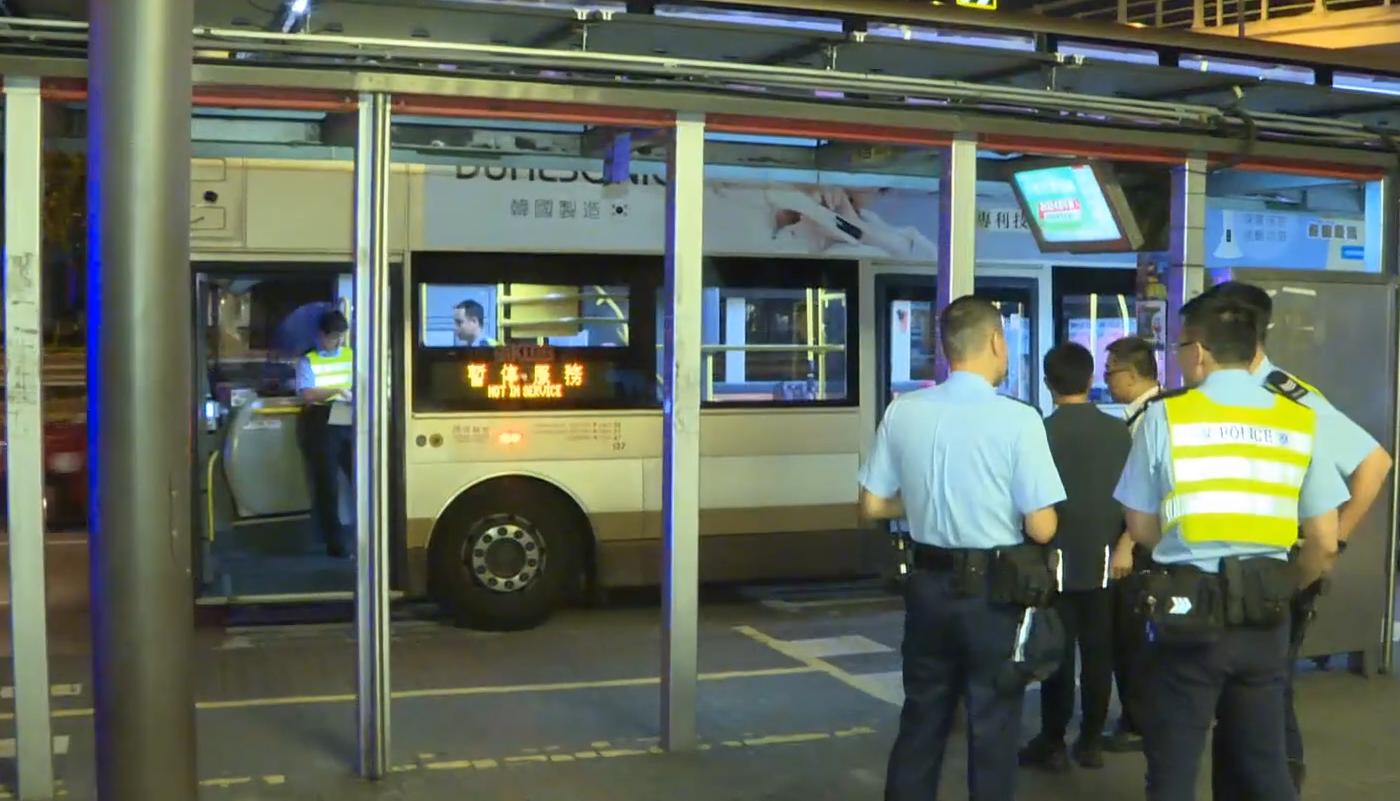 27歲男推中年漢出馬路被捕,疑不滿對方言行舉止而尾隨犯案。(有線新聞截圖)