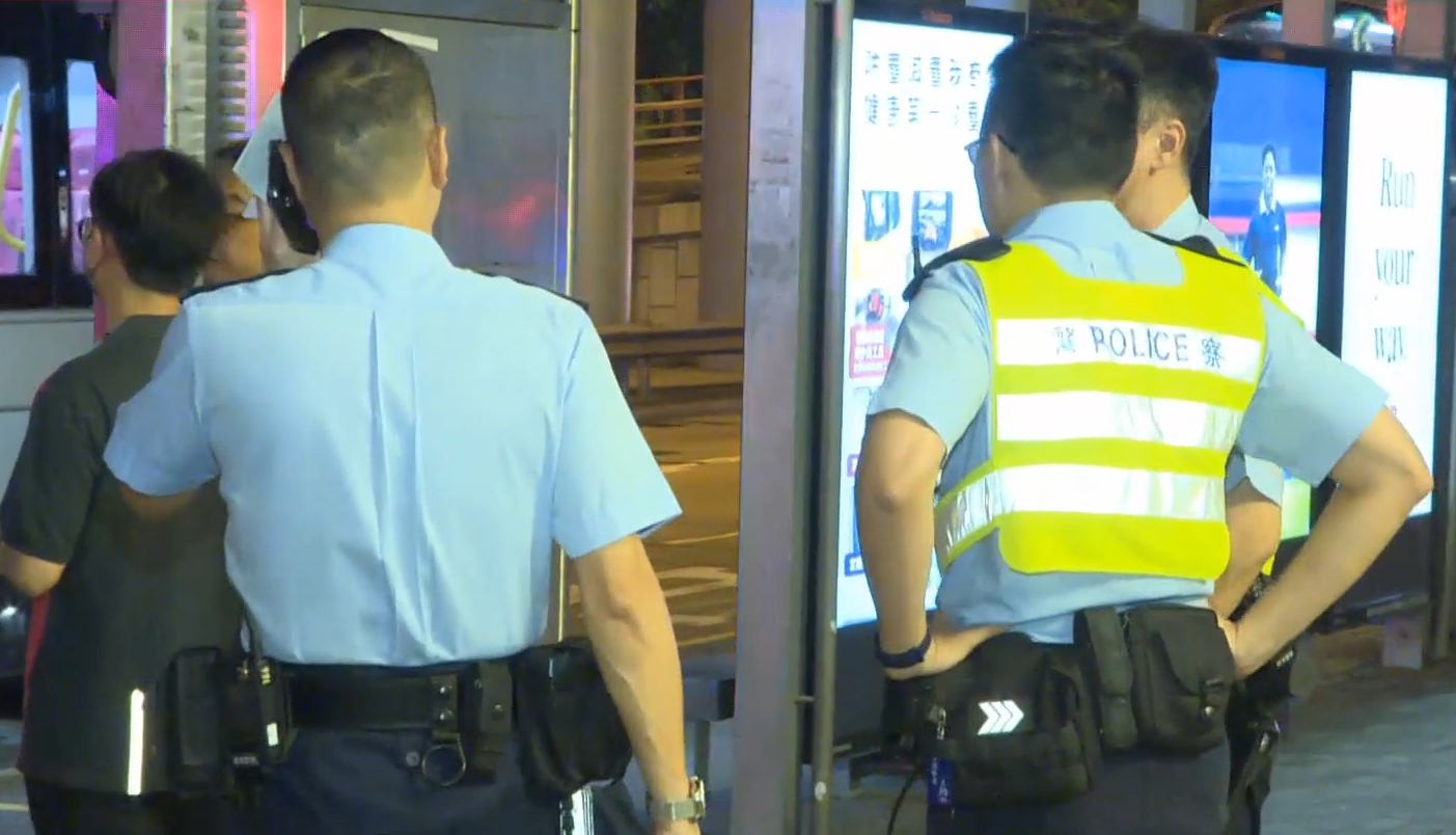 27歲男推中年漢出馬路被捕,疑不滿對方言行舉止而尾隨犯案。(有線新聞截圖)