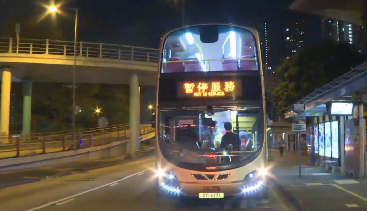 27歲男推中年漢出馬路被捕,疑不滿對方言行舉止而尾隨犯案。(有線新聞截圖)