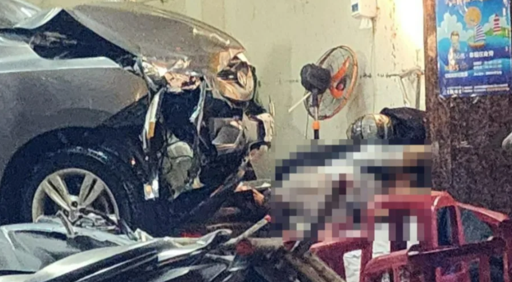 涉事私家車車頭損毀,店內物品四散,少年則無大礙。(網上圖片)