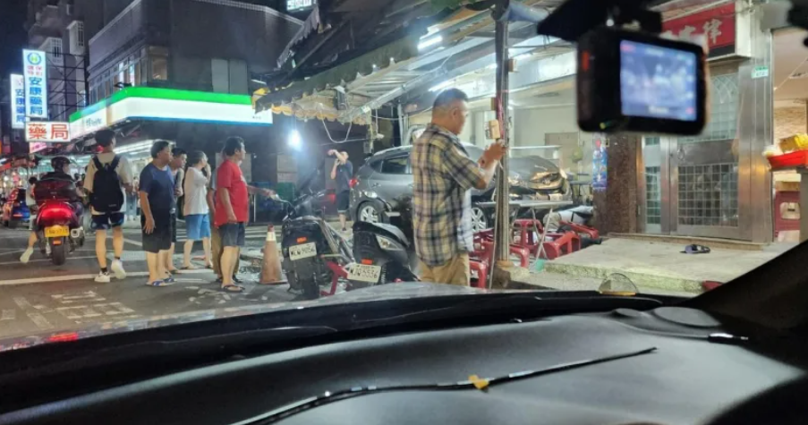 涉事私家車車頭損毀,店內物品四散,少年則無大礙。(網上圖片)