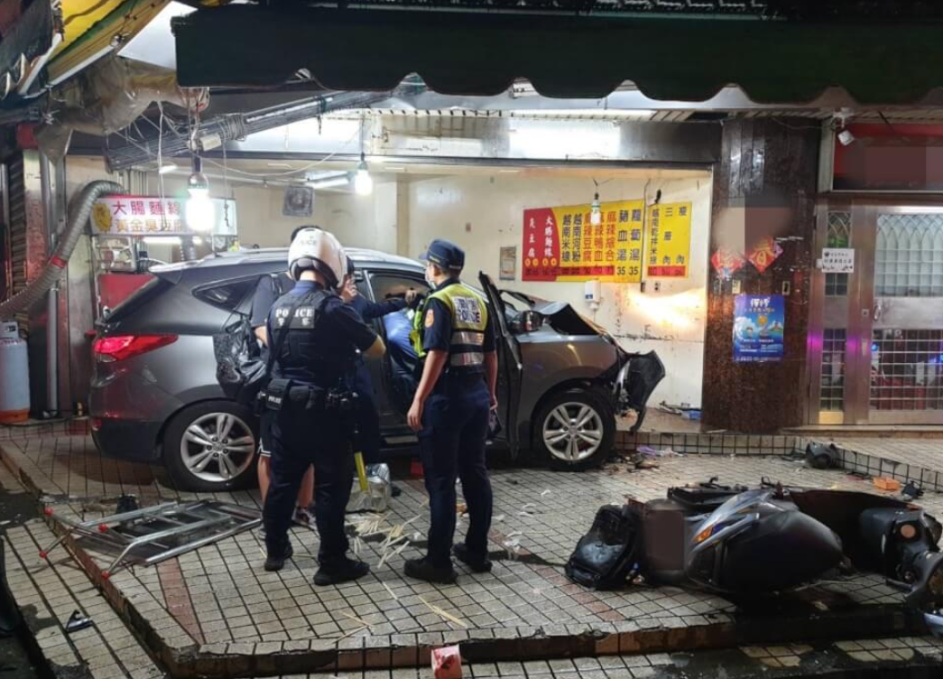 涉事私家車車頭損毀,店內物品四散,少年則無大礙。(網上圖片)