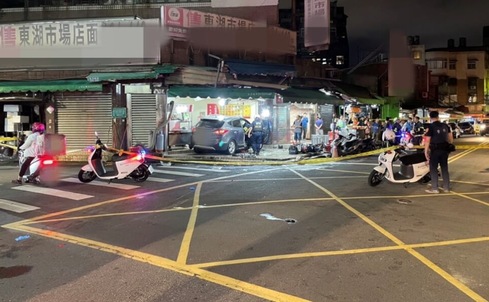 涉事私家車車頭損毀,店內物品四散,少年則無大礙。(網上圖片)