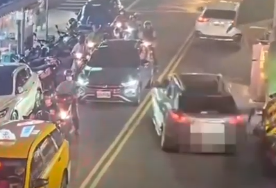 監視器畫面顯示首先撞倒一輛電單車,然後再衝向路邊一間小食店,兩名60歲及51歲客人和一名61歲電單車司機死亡,小食店女老闆及女店員被熱油燙傷。