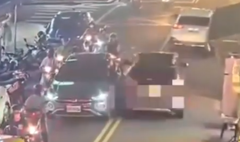 監視器畫面顯示首先撞倒一輛電單車,然後再衝向路邊一間小食店,兩名60歲及51歲客人和一名61歲電單車司機死亡,小食店女老闆及女店員被熱油燙傷。