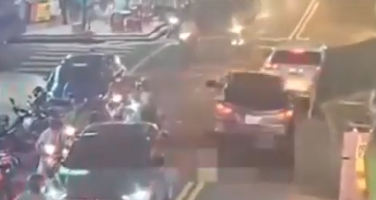 監視器畫面顯示首先撞倒一輛電單車,然後再衝向路邊一間小食店,兩名60歲及51歲客人和一名61歲電單車司機死亡,小食店女老闆及女店員被熱油燙傷。