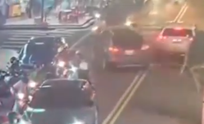 監視器畫面顯示首先撞倒一輛電單車,然後再衝向路邊一間小食店,兩名60歲及51歲客人和一名61歲電單車司機死亡,小食店女老闆及女店員被熱油燙傷。