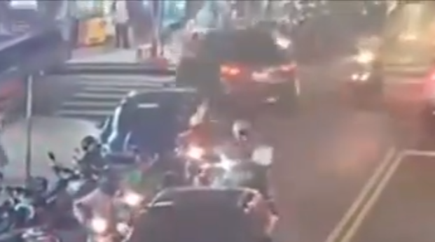 監視器畫面顯示首先撞倒一輛電單車,然後再衝向路邊一間小食店,兩名60歲及51歲客人和一名61歲電單車司機死亡,小食店女老闆及女店員被熱油燙傷。