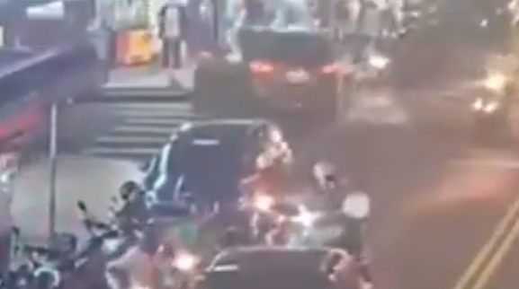 監視器畫面顯示首先撞倒一輛電單車,然後再衝向路邊一間小食店,兩名60歲及51歲客人和一名61歲電單車司機死亡,小食店女老闆及女店員被熱油燙傷。