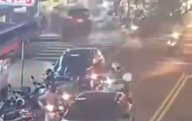 監視器畫面顯示首先撞倒一輛電單車,然後再衝向路邊一間小食店,兩名60歲及51歲客人和一名61歲電單車司機死亡,小食店女老闆及女店員被熱油燙傷。