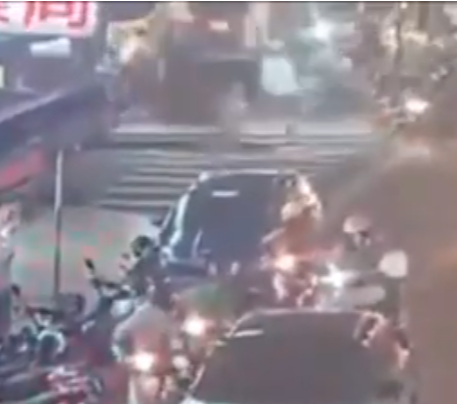 監視器畫面顯示首先撞倒一輛電單車,然後再衝向路邊一間小食店,兩名60歲及51歲客人和一名61歲電單車司機死亡,小食店女老闆及女店員被熱油燙傷。