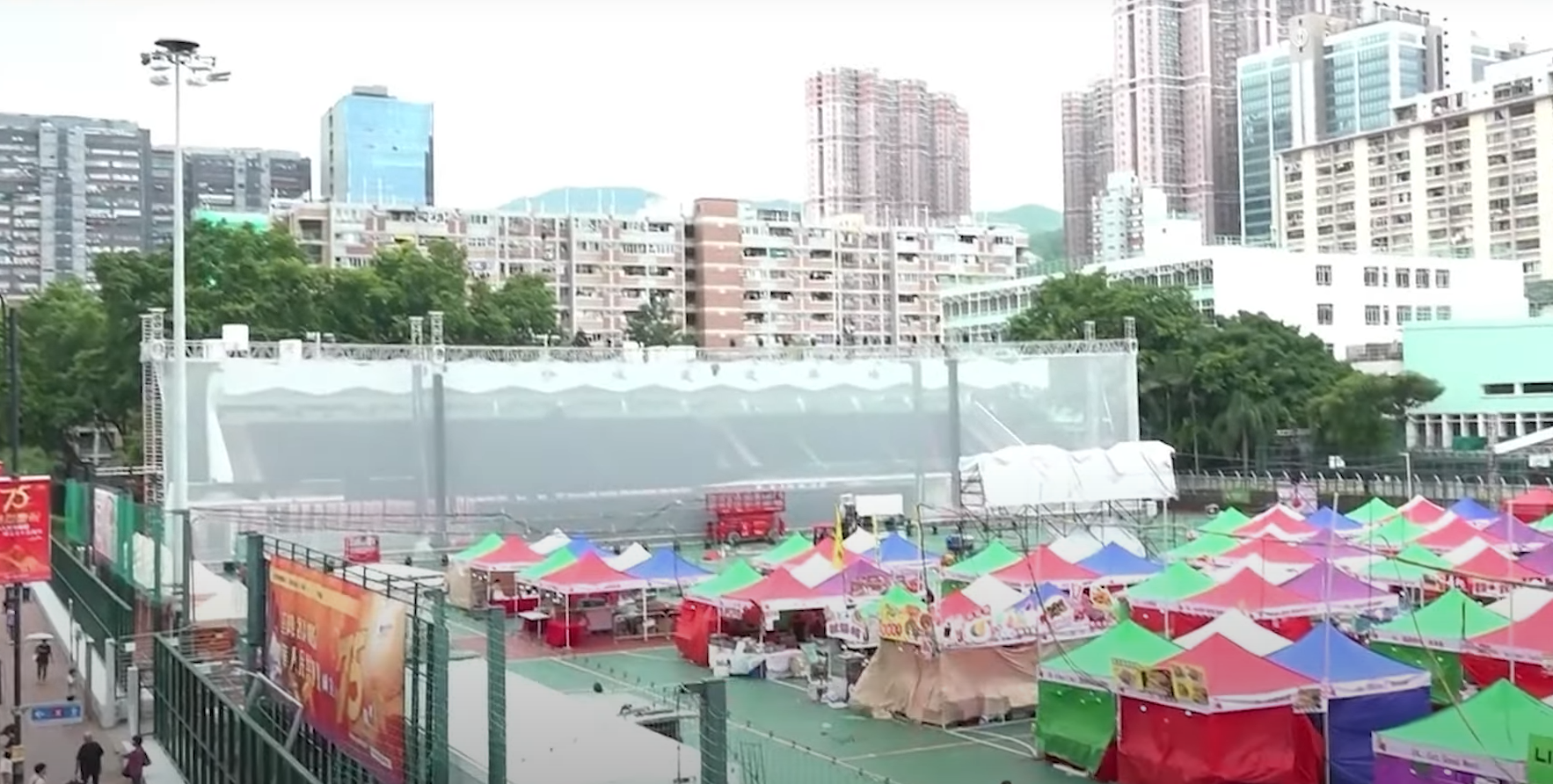 網上流傳荃灣上空雲層出現有規律點狀光閃爍,被懷疑是UFO。(東張+ YouTube截圖)