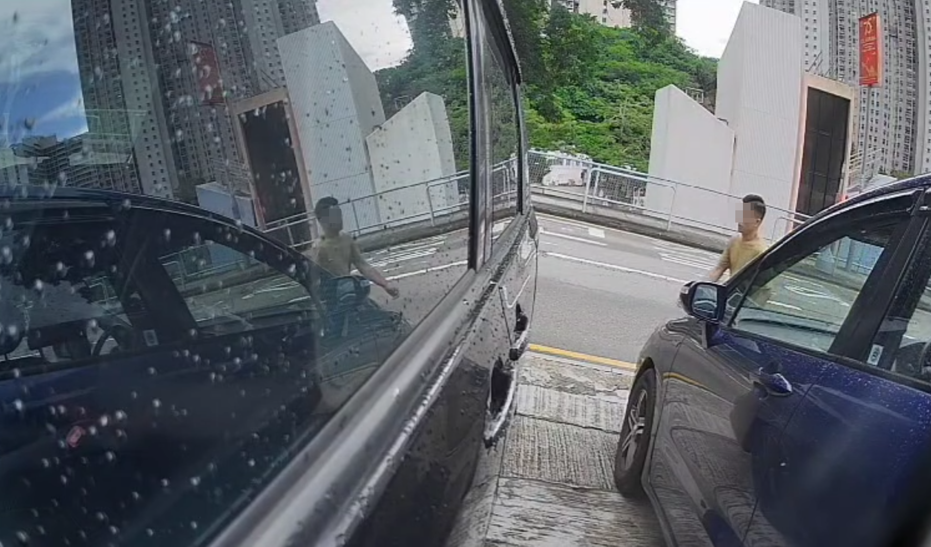 一名中年男子於葵涌走入兩車車罅,大力打開藍色私家車車門,猛撞泊在旁邊的黑色私家車車身,整個過程被黑色私家車的車cam拍下。(影片截圖)