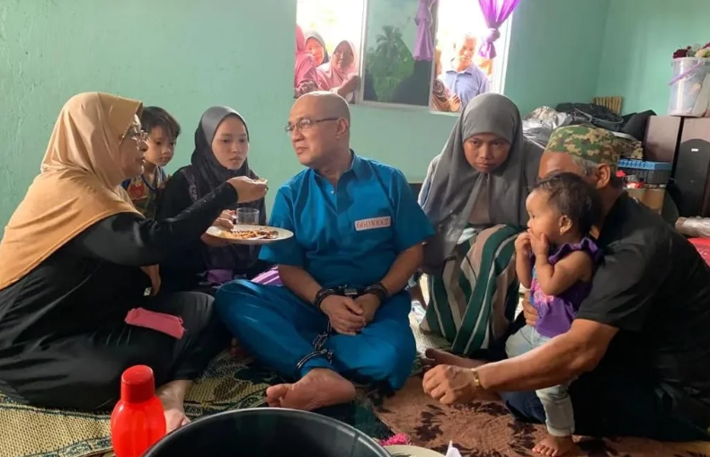 凱魯安華與家人團聚。(互聯網)