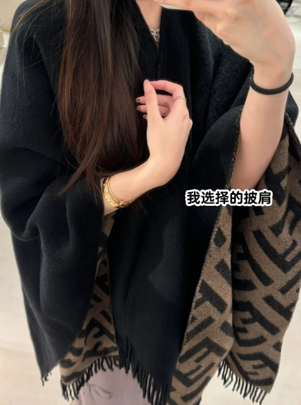 女事主不忿店員從她身上取下正在試披的披肩。(互聯網)