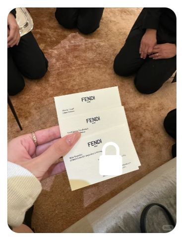 經理、兩店員及翻譯在店內下跪,向女事主道歉。(互聯網)