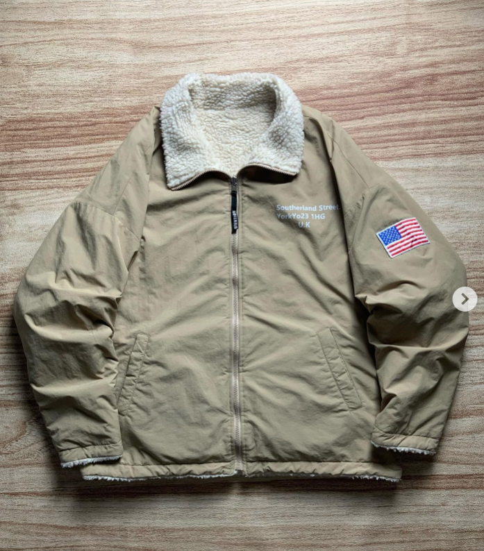 該外套印有英國地址,但卻配上美國國旗。(互聯網)