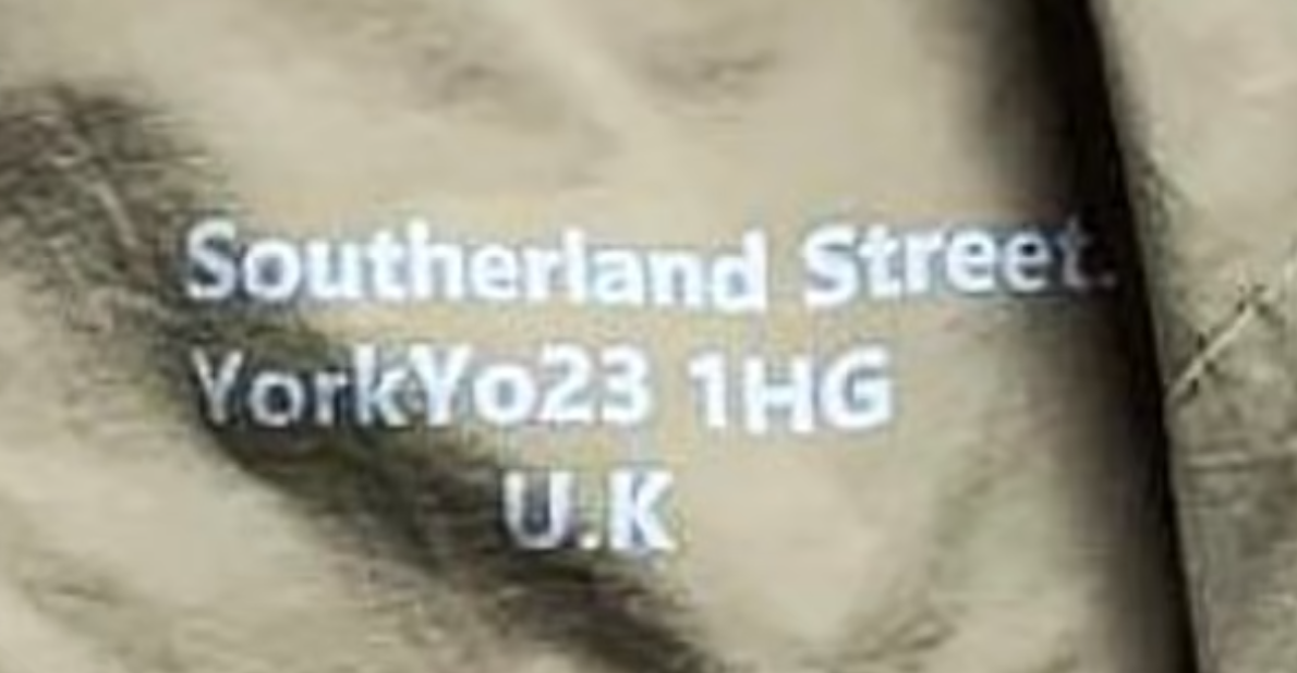 印在外套胸前的地址,撇除串錯字,相信是想講英國約克的「Sutherland Street」。(互聯網)