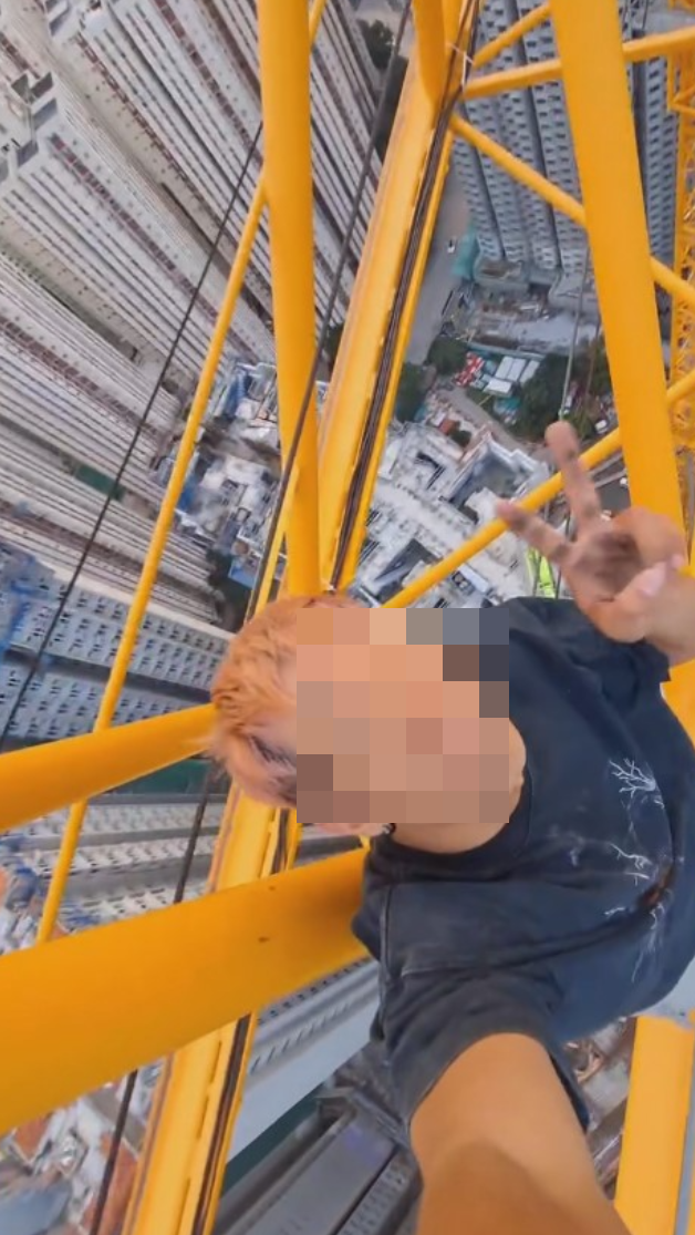 人稱「唐狗」的網紅唐卓賢於Instagram上載一條片段,見到他懷疑擅自闖入房委會位於九龍灣宏照道公屋地盤,並在沒有任何安全措施下,徒手爬上天秤剝衫打卡,包括在天秤邊緣剝衫,舉V自拍打卡