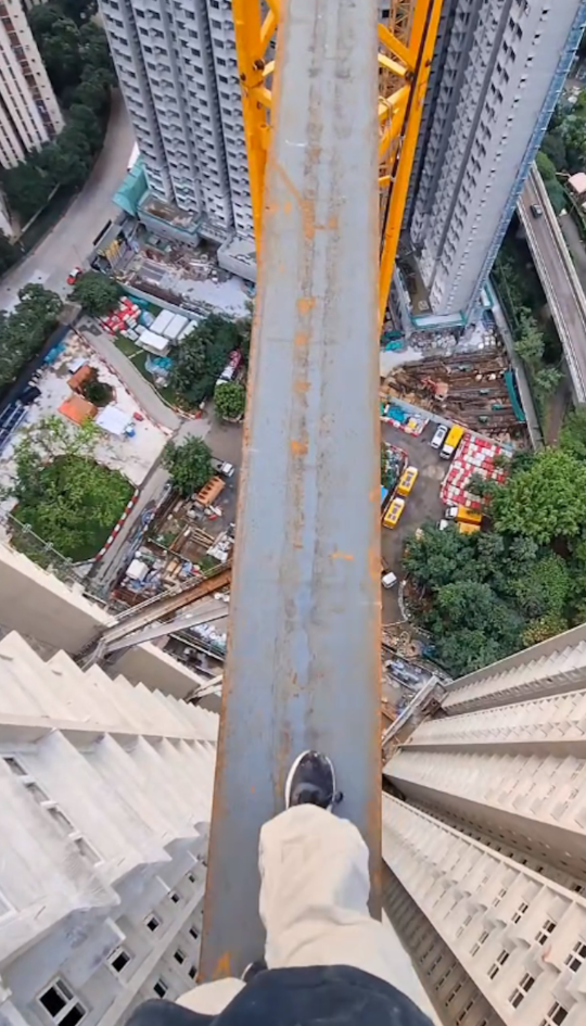 人稱「唐狗」的網紅唐卓賢於Instagram上載一條片段,見到他懷疑擅自闖入房委會位於九龍灣宏照道公屋地盤,並在沒有任何安全措施下,徒手爬上天秤剝衫打卡,包括在天秤邊緣剝衫,舉V自拍打卡