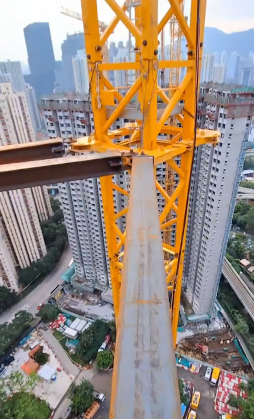 人稱「唐狗」的網紅唐卓賢於Instagram上載一條片段,見到他懷疑擅自闖入房委會位於九龍灣宏照道公屋地盤,並在沒有任何安全措施下,徒手爬上天秤剝衫打卡,包括在天秤邊緣剝衫,舉V自拍打卡