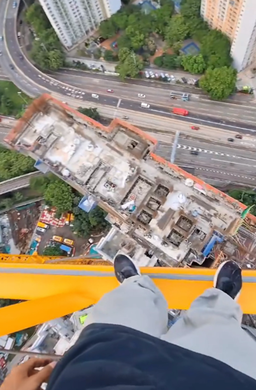 人稱「唐狗」的網紅唐卓賢於Instagram上載一條片段,見到他懷疑擅自闖入房委會位於九龍灣宏照道公屋地盤,並在沒有任何安全措施下,徒手爬上天秤剝衫打卡,包括在天秤邊緣剝衫,舉V自拍打卡