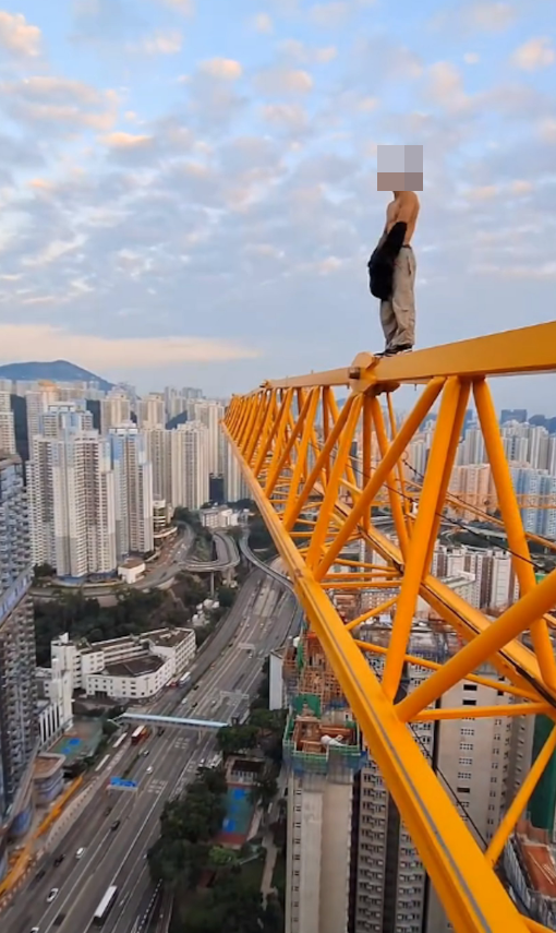 人稱「唐狗」的網紅唐卓賢於Instagram上載一條片段,見到他懷疑擅自闖入房委會位於九龍灣宏照道公屋地盤,並在沒有任何安全措施下,徒手爬上天秤剝衫打卡,包括在天秤邊緣剝衫,舉V自拍打卡