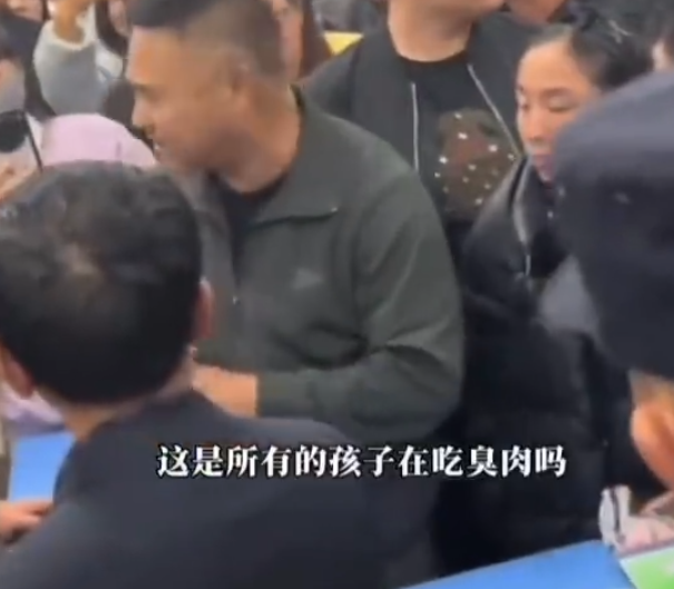 有家長表示,子女入學後經常反映飯菜難吃,吃飯後會腹瀉,於是決定闖入學校飯堂的廚房,結果發現大量發臭豬肉及牛肉(影片截圖)