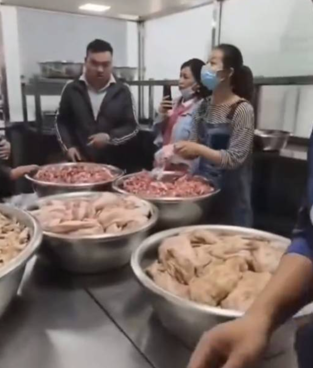 有家長表示,子女入學後經常反映飯菜難吃,吃飯後會腹瀉,於是決定闖入學校飯堂的廚房,結果發現大量發臭豬肉及牛肉(影片截圖)