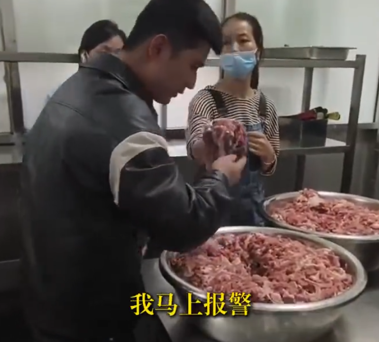 有家長表示,子女入學後經常反映飯菜難吃,吃飯後會腹瀉,於是決定闖入學校飯堂的廚房,結果發現大量發臭豬肉及牛肉(影片截圖)