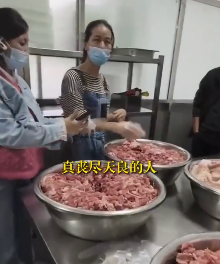 有家長表示,子女入學後經常反映飯菜難吃,吃飯後會腹瀉,於是決定闖入學校飯堂的廚房,結果發現大量發臭豬肉及牛肉(影片截圖)