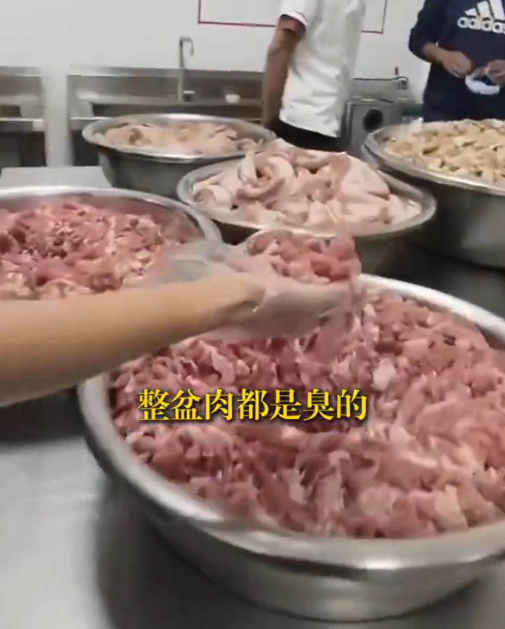有家長表示,子女入學後經常反映飯菜難吃,吃飯後會腹瀉,於是決定闖入學校飯堂的廚房,結果發現大量發臭豬肉及牛肉(影片截圖)